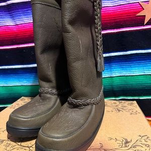 Manitoba mukluks size 8. Waterproof Tamarack.Brand new in box. Snow/waterproof.